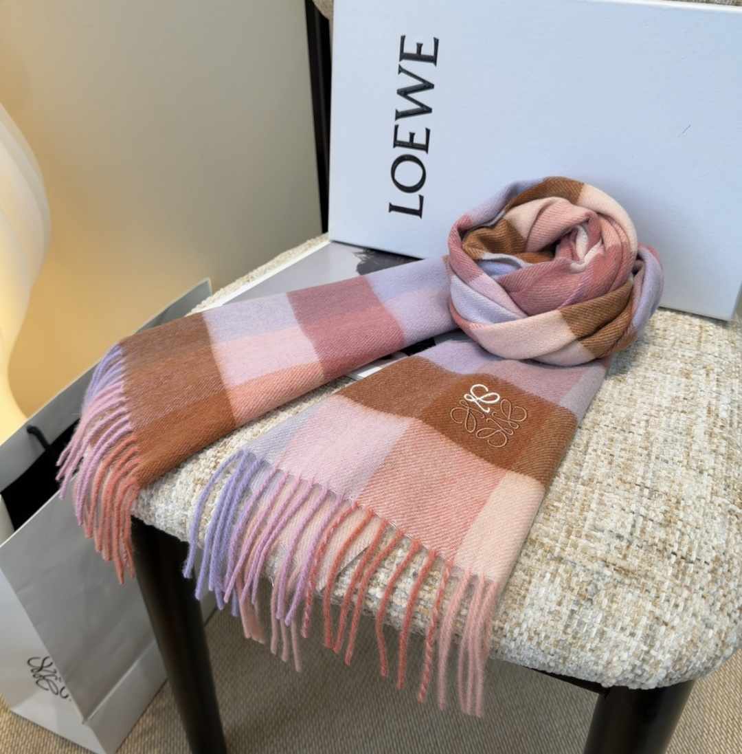 【▪Loewe · 罗意威难得一见的温柔配色，低调又不失优雅❗】重点推荐❗双面配色，一条围巾两种风格搭配