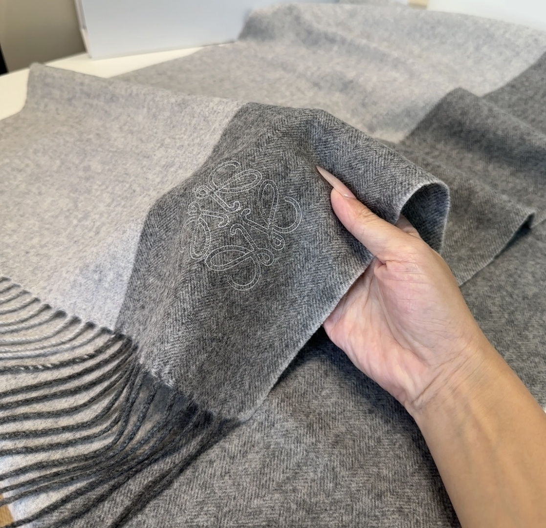 【▪Loewe · 罗意威难得一见的温柔配色，低调又不失优雅❗】重点推荐❗双面配色，一条围巾两种风格搭配