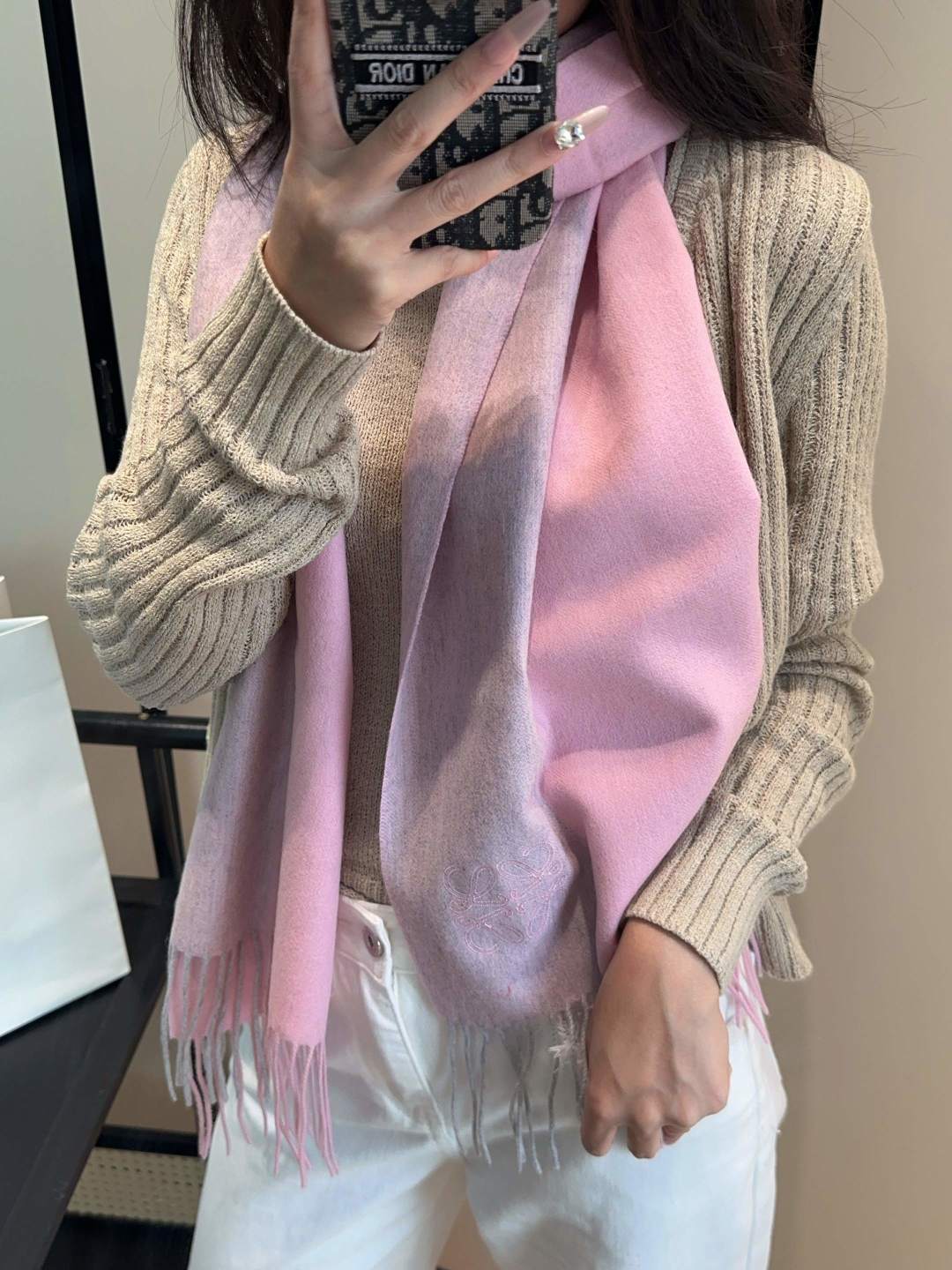 NO:581370,【Loewe ·  Loewe's rare and gentle color matching, low-key yet elegant] Highly recommend the double-sided color matching, a scarf with two styles, high-end, comfortable and fashionable temperament, a niche name, but full of big-name style, super Amway loewe this soft color that touches the heart  Beautiful scarf, extremely simple color with eye-catching color-changing logo, the finishing touch without losing the beauty, the pursuit of successful people, the color is absolute, a bit unique and fairy-like, the absolute choice for couples, the color is elegant, not enchanting, specifications 30x  180cm high version scarf, high version scarf, loewe, loewe19860909【Loewe · 罗意威难得一见的温柔配色,低调又不失优雅】重点推荐双面配色,一条围巾两种风格搭配,高级舒适时髦气质,名小众,却大牌范十足,超级安利loewe这款触动内心的柔美围巾,极其简单的颜色搭配抢眼的变色logo,点睛之笔确又不失美感,成功人士的追求,色彩绝对,有点独有的仙气,绝对的情侣款不二之选,颜色淡雅,不妖娆规格30x 180cm高版本围巾,高版本围巾,loewe,loewe,scarf