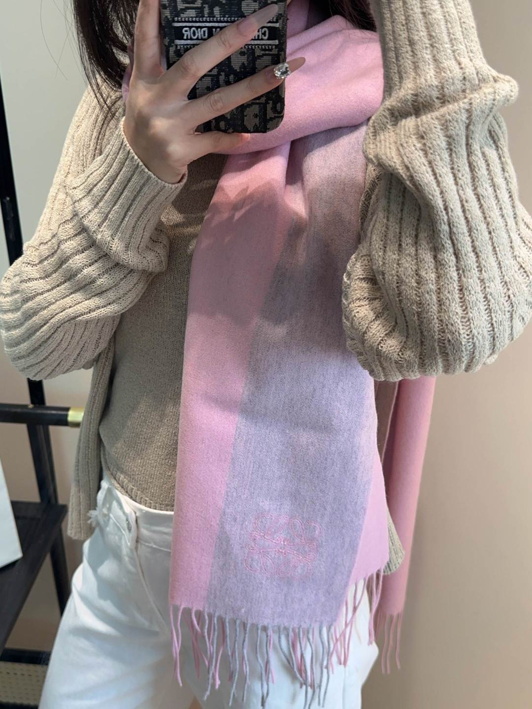 【▪Loewe · 罗意威难得一见的温柔配色，低调又不失优雅❗】重点推荐❗双面配色，一条围巾两种风格搭配