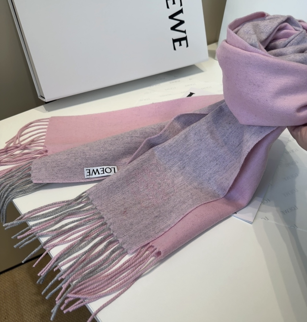 【▪Loewe · 罗意威难得一见的温柔配色，低调又不失优雅❗】重点推荐❗双面配色，一条围巾两种风格搭配