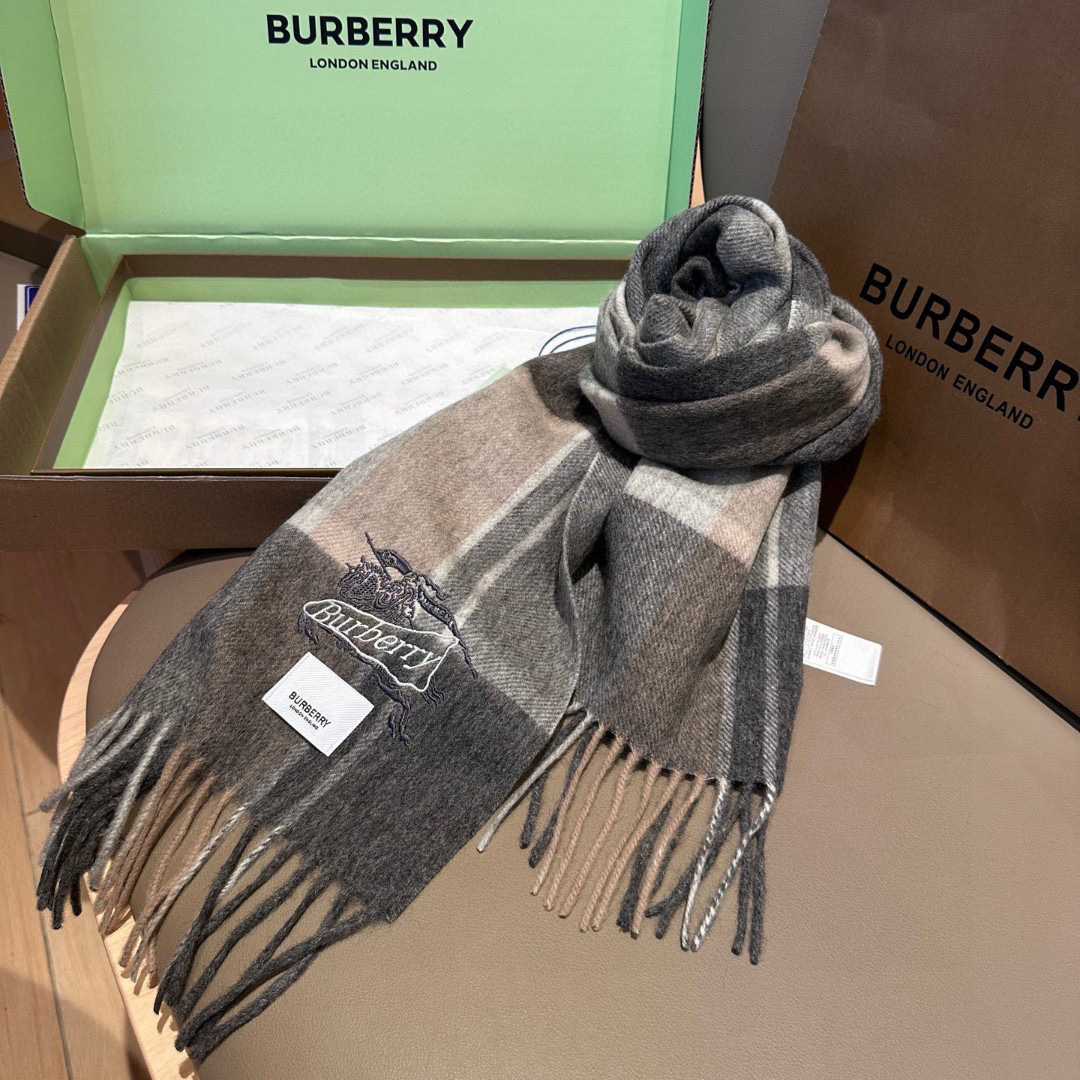 Burberry · 巴宝莉格子围巾❗️好看的要疯掉了，太有型太有魅力了❗️❗️非常斯文时尚的秋冬单品！