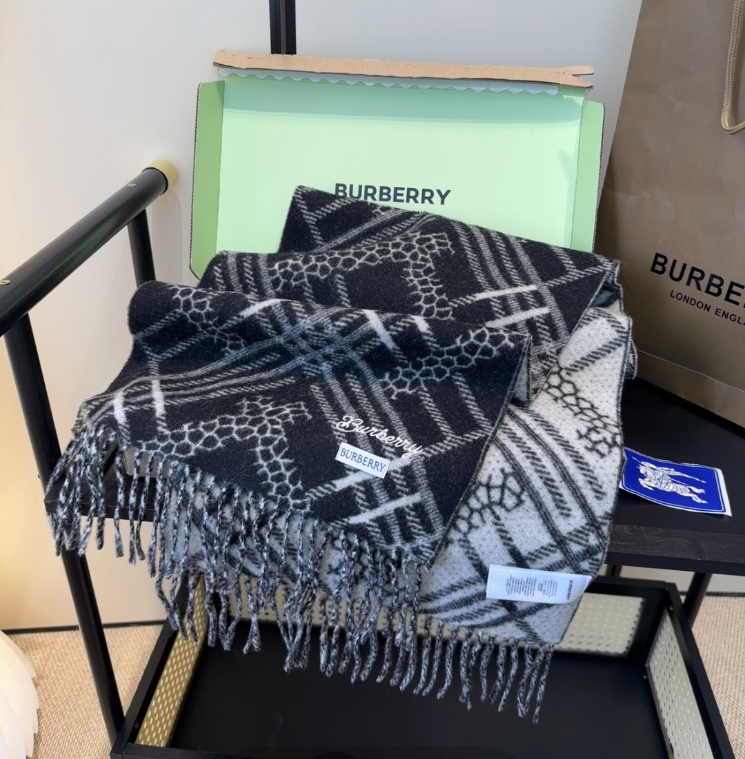 Burberry · 巴宝莉围巾❗️好看的要疯掉了，太有型太有魅力了❗️❗️非常斯文时尚的秋冬单品！真的