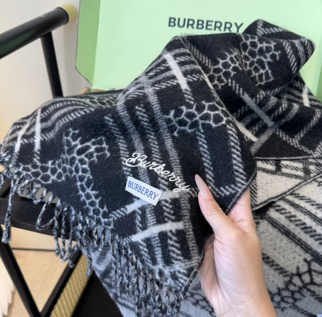 Burberry · 巴宝莉围巾❗️好看的要疯掉了，太有型太有魅力了❗️❗️非常斯文时尚的秋冬单品！真的