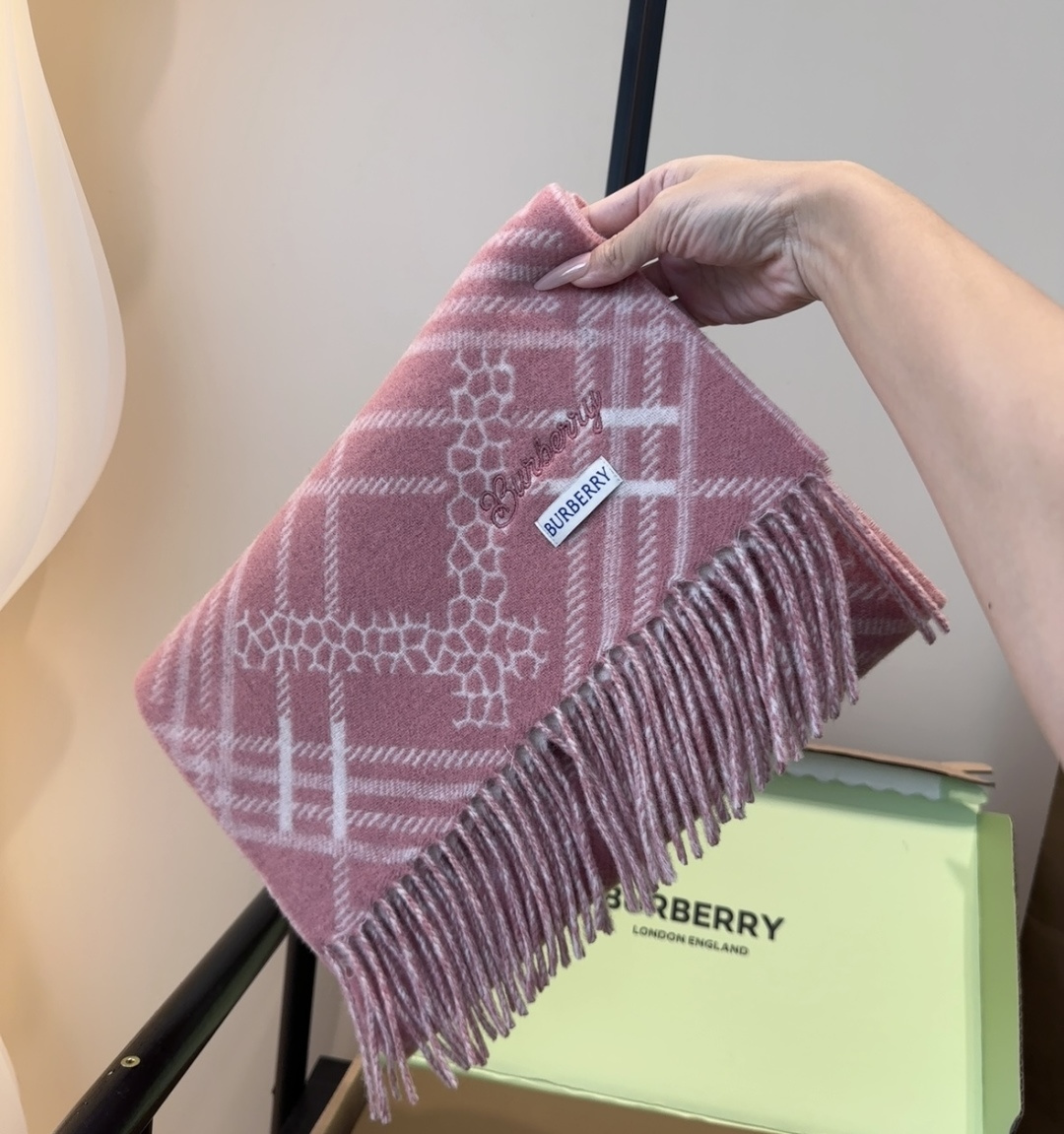 Burberry · 巴宝莉围巾❗️好看的要疯掉了，太有型太有魅力了❗️❗️非常斯文时尚的秋冬单品！真的