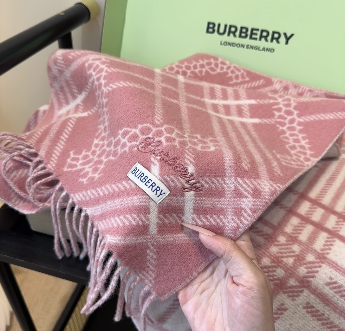 Burberry · 巴宝莉围巾❗️好看的要疯掉了，太有型太有魅力了❗️❗️非常斯文时尚的秋冬单品！真的