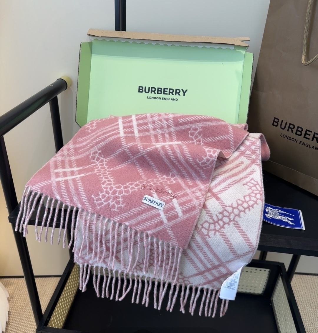 Burberry · 巴宝莉围巾❗️好看的要疯掉了，太有型太有魅力了❗️❗️非常斯文时尚的秋冬单品！真的