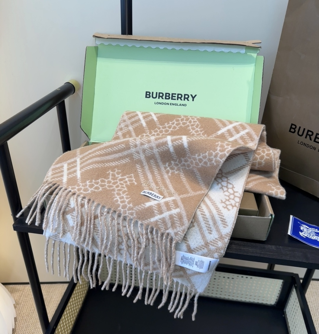 Burberry · 巴宝莉围巾❗️好看的要疯掉了，太有型太有魅力了❗️❗️非常斯文时尚的秋冬单品！真的