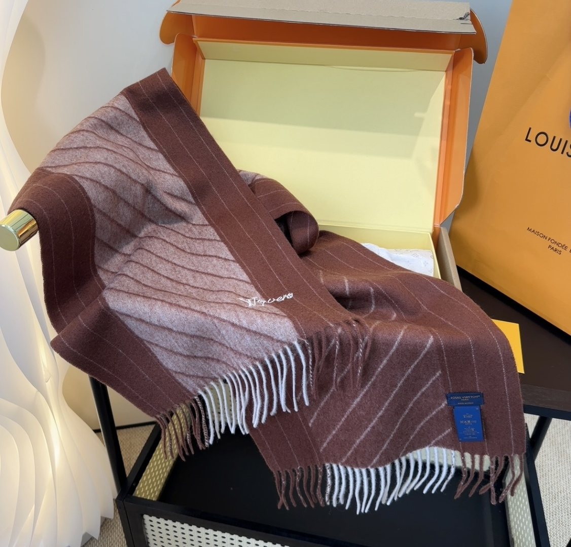 Lv围巾❗️好看的要疯掉了，太有型太有魅力了❗️❗️非常斯文时尚的秋冬单品！真的很喜欢，非常Classi