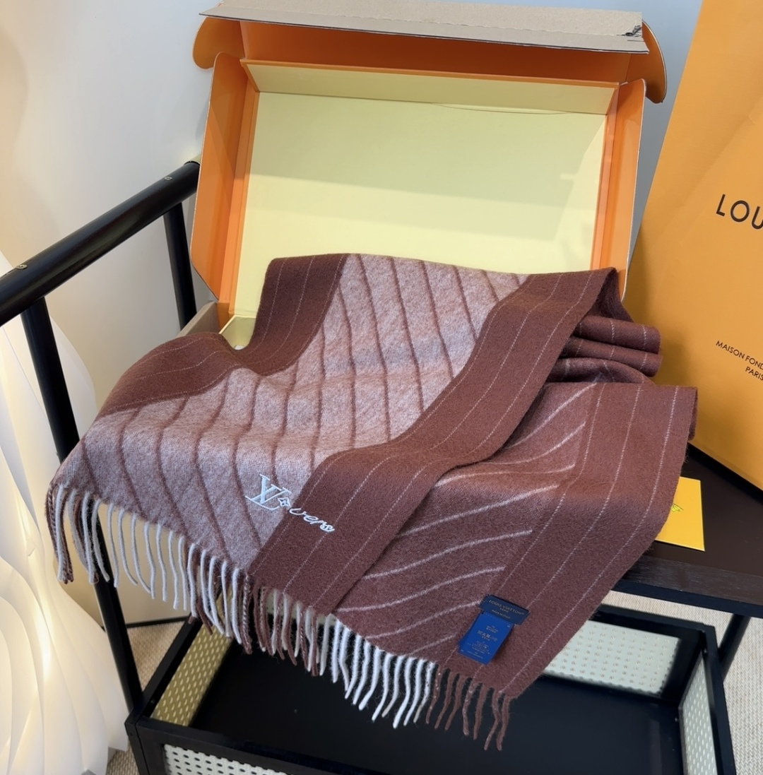 Lv围巾❗️好看的要疯掉了，太有型太有魅力了❗️❗️非常斯文时尚的秋冬单品！真的很喜欢，非常Classi