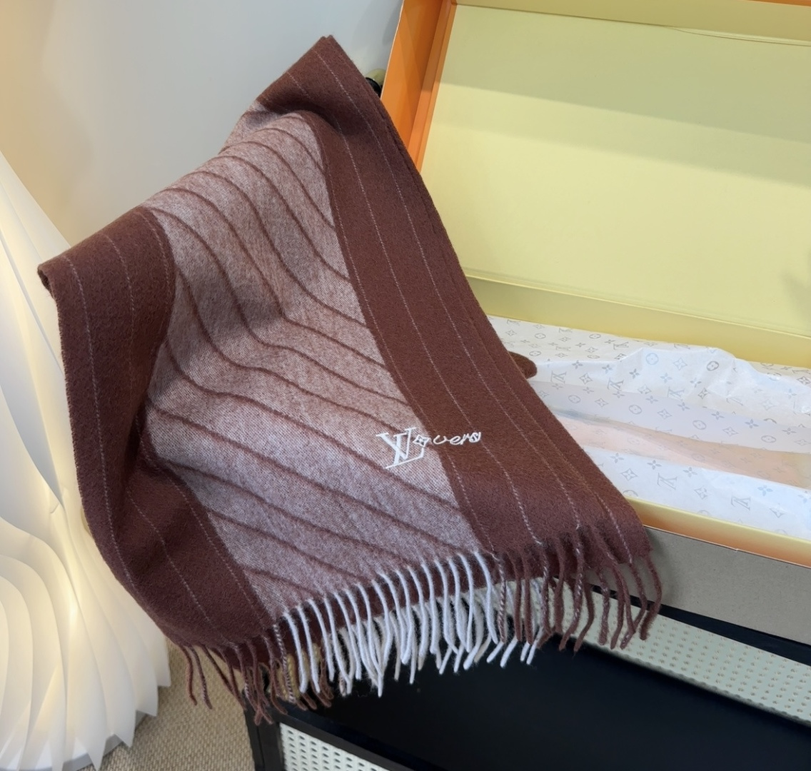 Lv围巾❗️好看的要疯掉了，太有型太有魅力了❗️❗️非常斯文时尚的秋冬单品！真的很喜欢，非常Classi