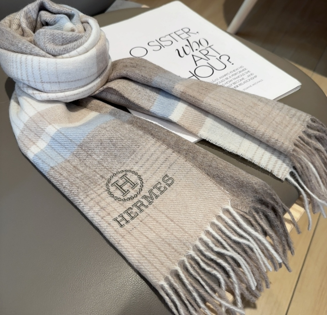 上新！2025年Hermes · 爱马仕，大H难得一见的温柔配色，低调又不失优雅❗️】一条围巾两种风格搭
