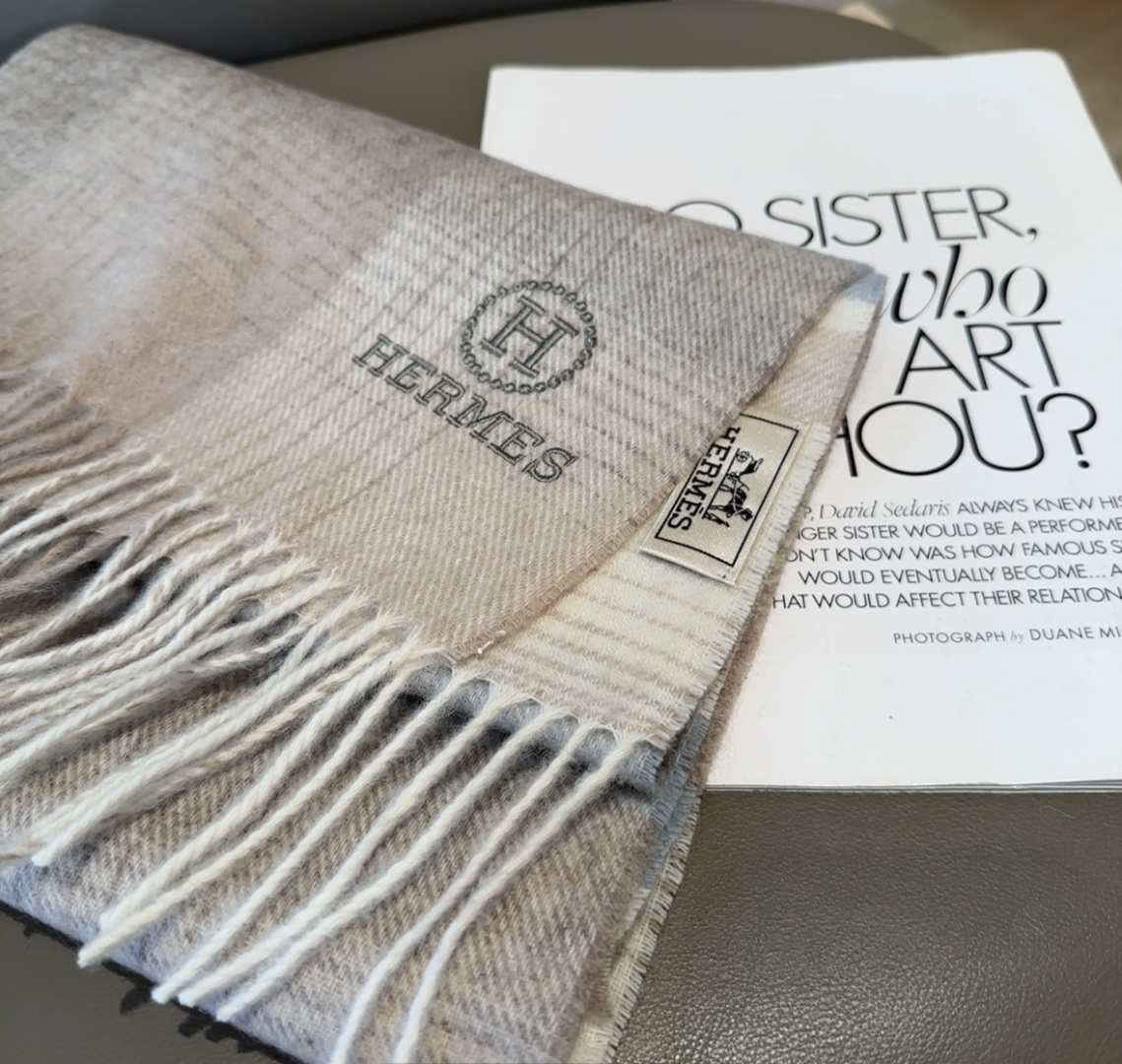 上新！2025年Hermes · 爱马仕，大H难得一见的温柔配色，低调又不失优雅❗️】一条围巾两种风格搭