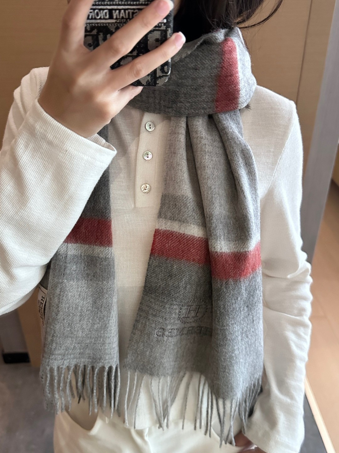 上新！2025年Hermes · 爱马仕，大H难得一见的温柔配色，低调又不失优雅❗️】一条围巾两种风格搭