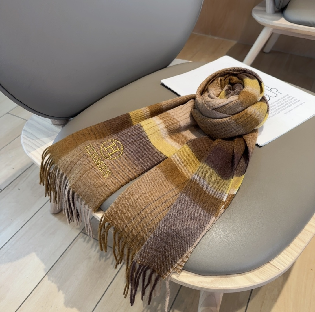 上新！2025年Hermes · 爱马仕，大H难得一见的温柔配色，低调又不失优雅❗️】一条围巾两种风格搭