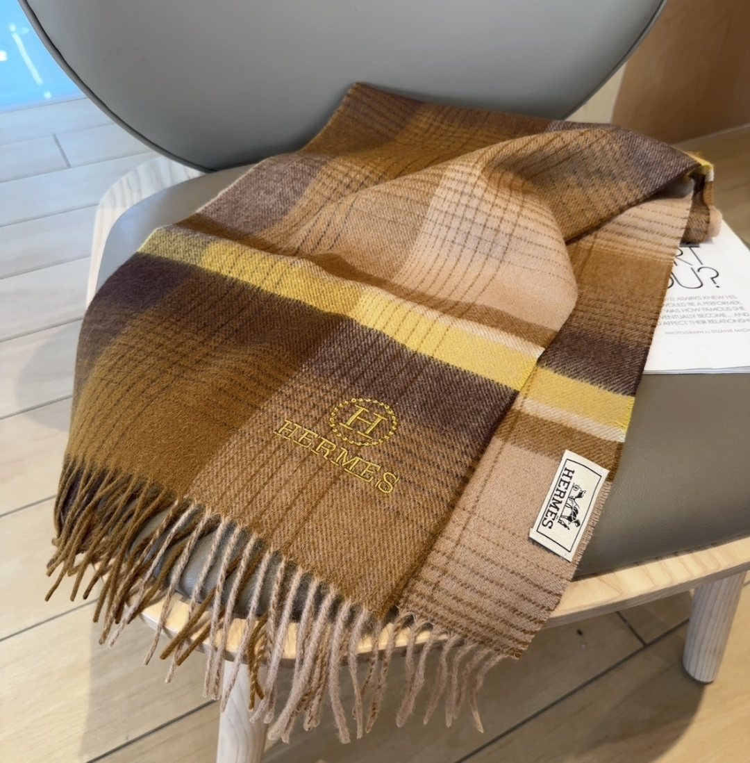 上新！2025年Hermes · 爱马仕，大H难得一见的温柔配色，低调又不失优雅❗️】一条围巾两种风格搭