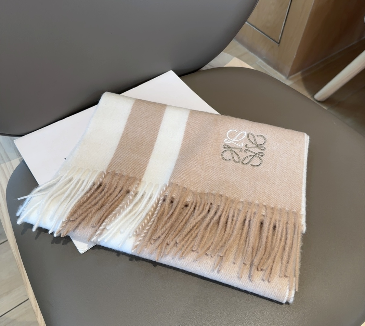 【▪Loewe · 罗意威难得一见的温柔配色，低调又不失优雅❗】重点推荐❗双面配色，一条围巾两种风格搭配