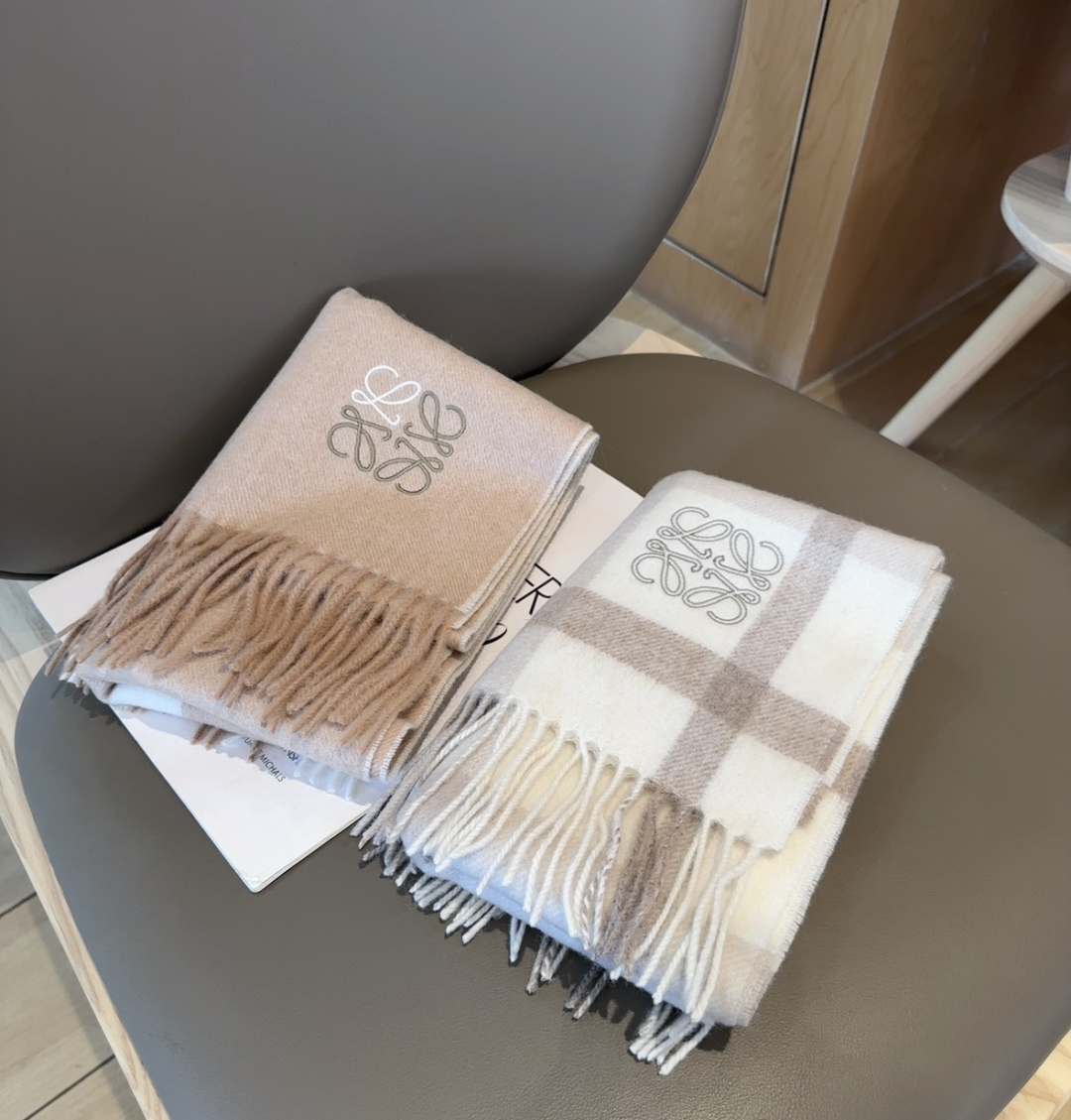 【▪Loewe · 罗意威难得一见的温柔配色，低调又不失优雅❗】重点推荐❗双面配色，一条围巾两种风格搭配