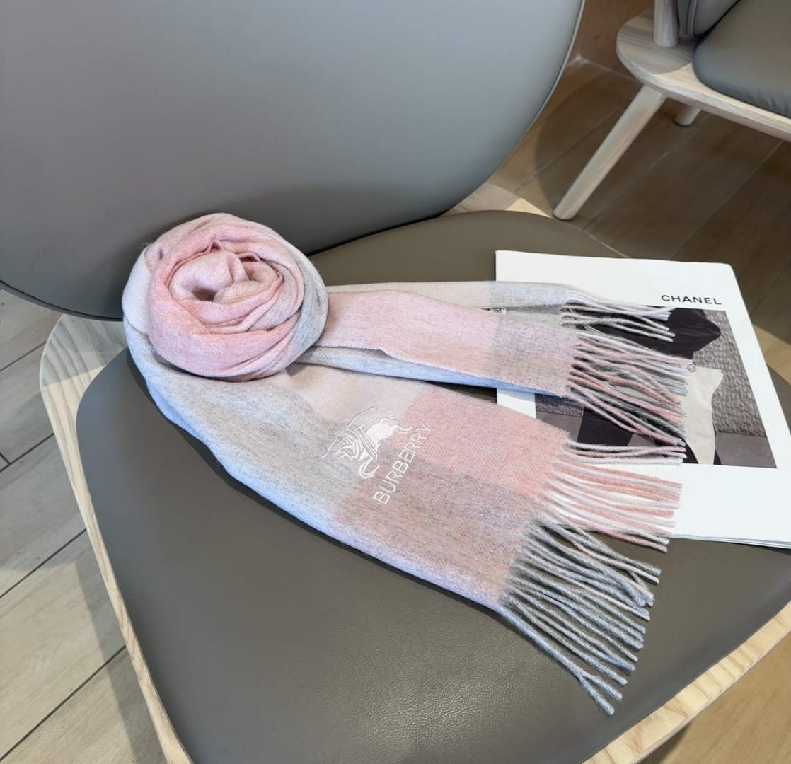 Burberry · 巴宝莉围巾❗️好看的要疯掉了，太有型太有魅力了❗️❗️非常斯文时尚的秋冬单品！真的