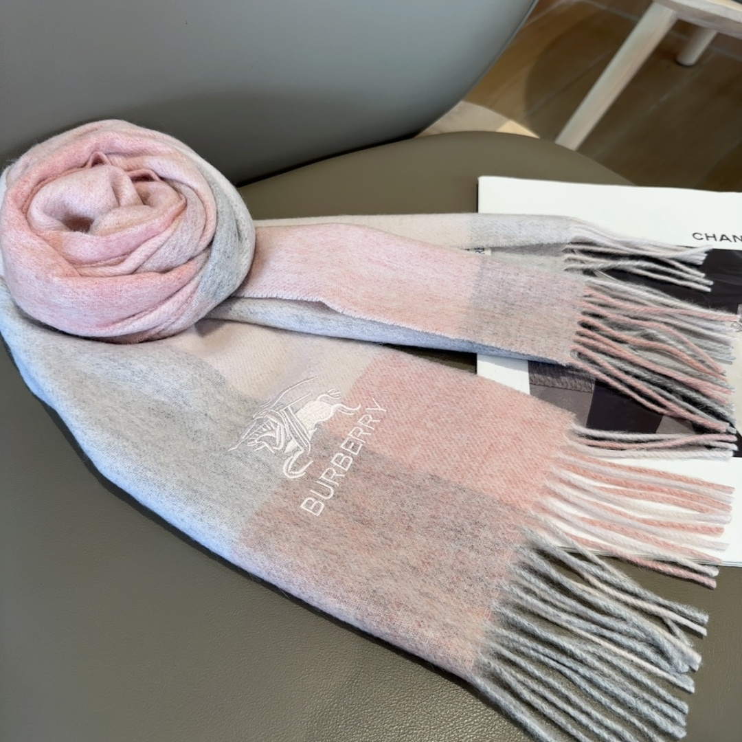 Burberry · 巴宝莉围巾❗️好看的要疯掉了，太有型太有魅力了❗️❗️非常斯文时尚的秋冬单品！真的