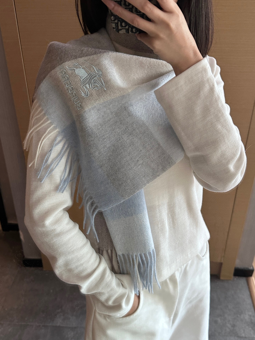 NO:581382,Burberry · Burberry scarf is so beautiful that it’s so stylish and charming. It’s a very elegant and fashionable autumn and winter item!  I really like it, it’s a very classic men’s design. The men’s items are small but refined, and the feel is really amazing. The effect on the upper body is really good, no matter how you wear it, it looks good!  !  This style is really worth buying with your eyes closed, and it can be easily worn by any age group!  !  !  30*180cm high version scarf, high version scarf, burberry, burberry19860909Burberry · 巴宝莉围巾好看的要疯掉了,太有型太有魅力了非常斯文时尚的秋冬单品！真的很喜欢,非常Classical的男款设计.男人的东西少而精手感真的绝了上身效果真的随便怎么围都好看！！这种款式真的闭着眼买,任何年龄层都轻松驾驭！！！30*180cm高版本围巾,高版本围巾,burberry,burberry,scarf