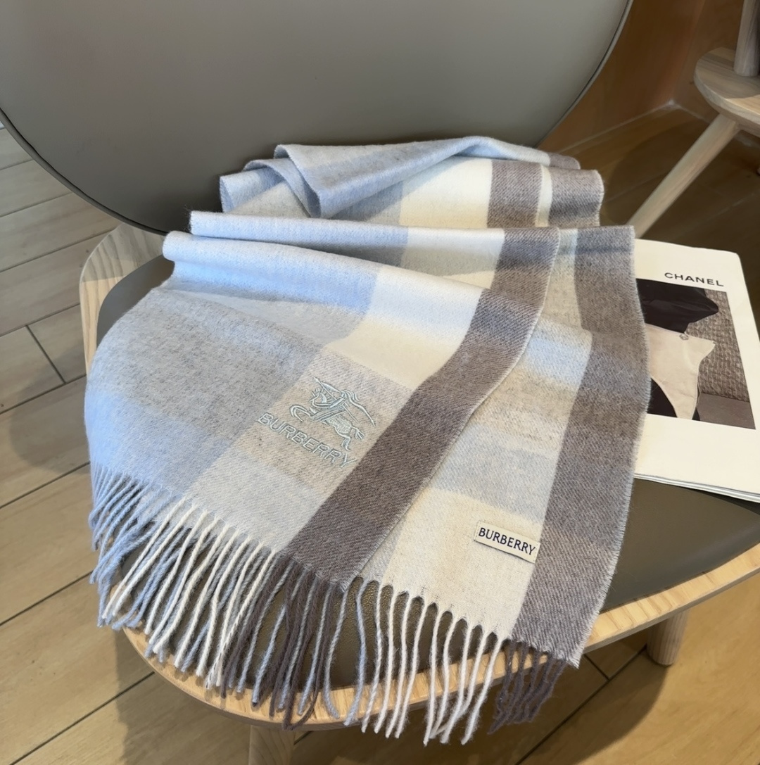 Burberry · 巴宝莉围巾❗️好看的要疯掉了，太有型太有魅力了❗️❗️非常斯文时尚的秋冬单品！真的