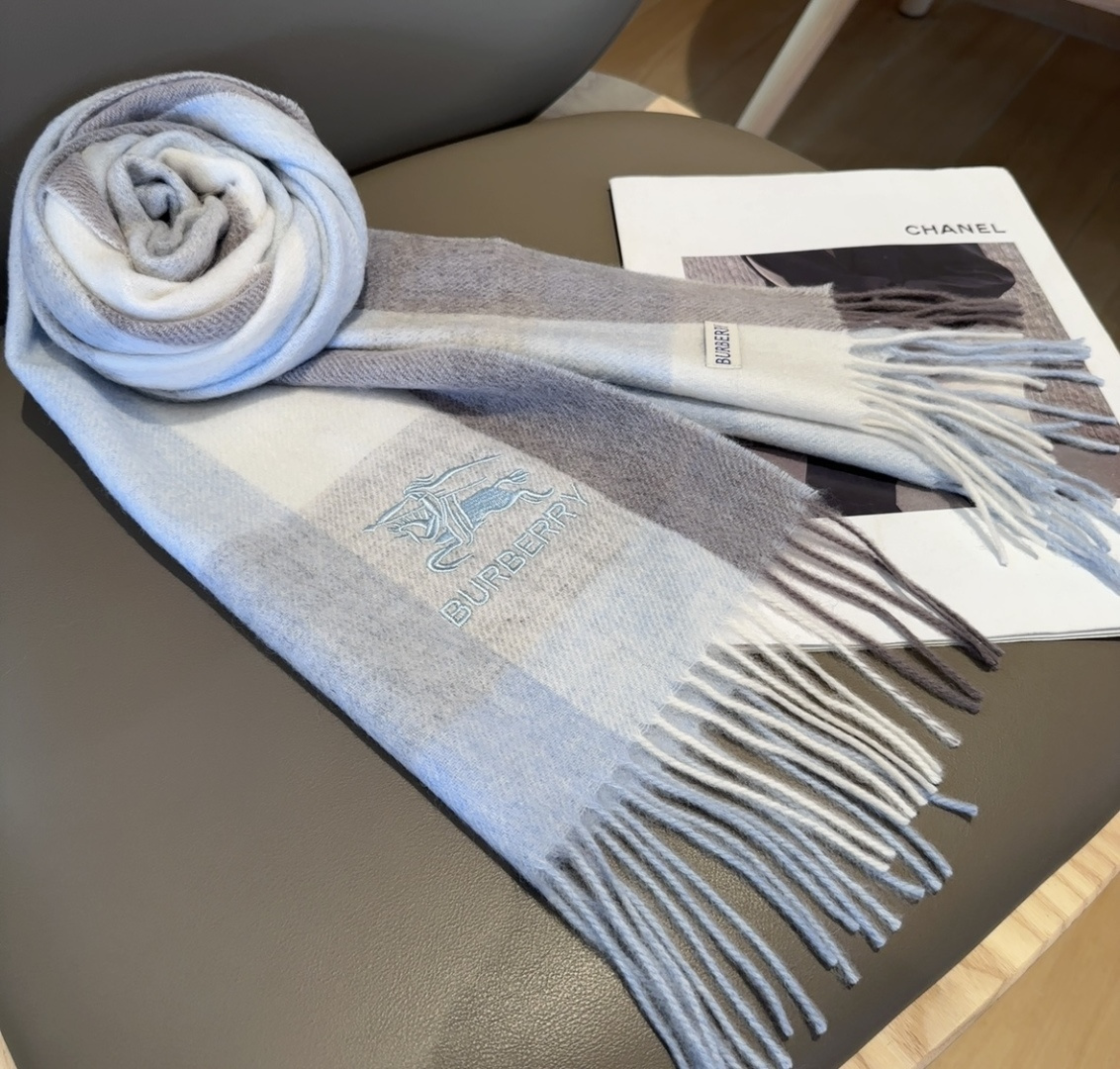 Burberry · 巴宝莉围巾❗️好看的要疯掉了，太有型太有魅力了❗️❗️非常斯文时尚的秋冬单品！真的