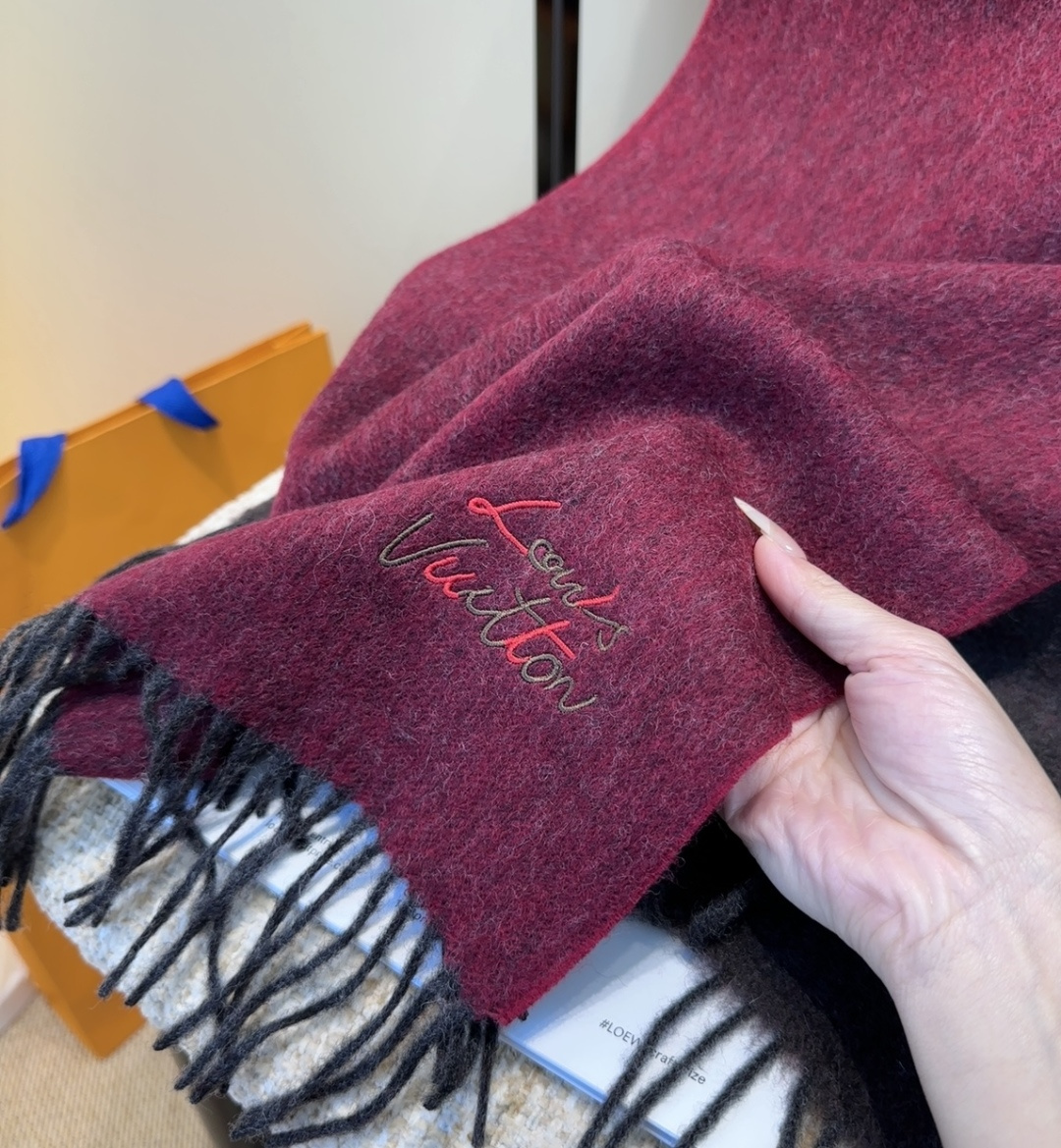 Lv围巾❗️好看的要疯掉了，太有型太有魅力了❗️❗️非常斯文时尚的秋冬单品！真的很喜欢，非常Classi