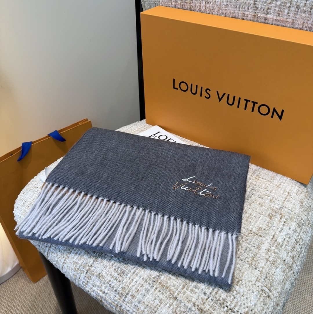 Lv围巾❗️好看的要疯掉了，太有型太有魅力了❗️❗️非常斯文时尚的秋冬单品！真的很喜欢，非常Classi