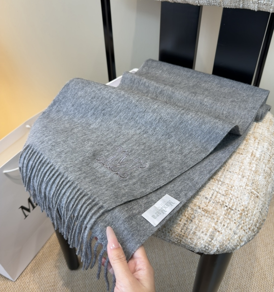 ✨MaxMara经典围巾❗来个硬货.麻溜的安排上.纯正出口❗原订单已经交货一批，其中一批刚过海关，直蹦英