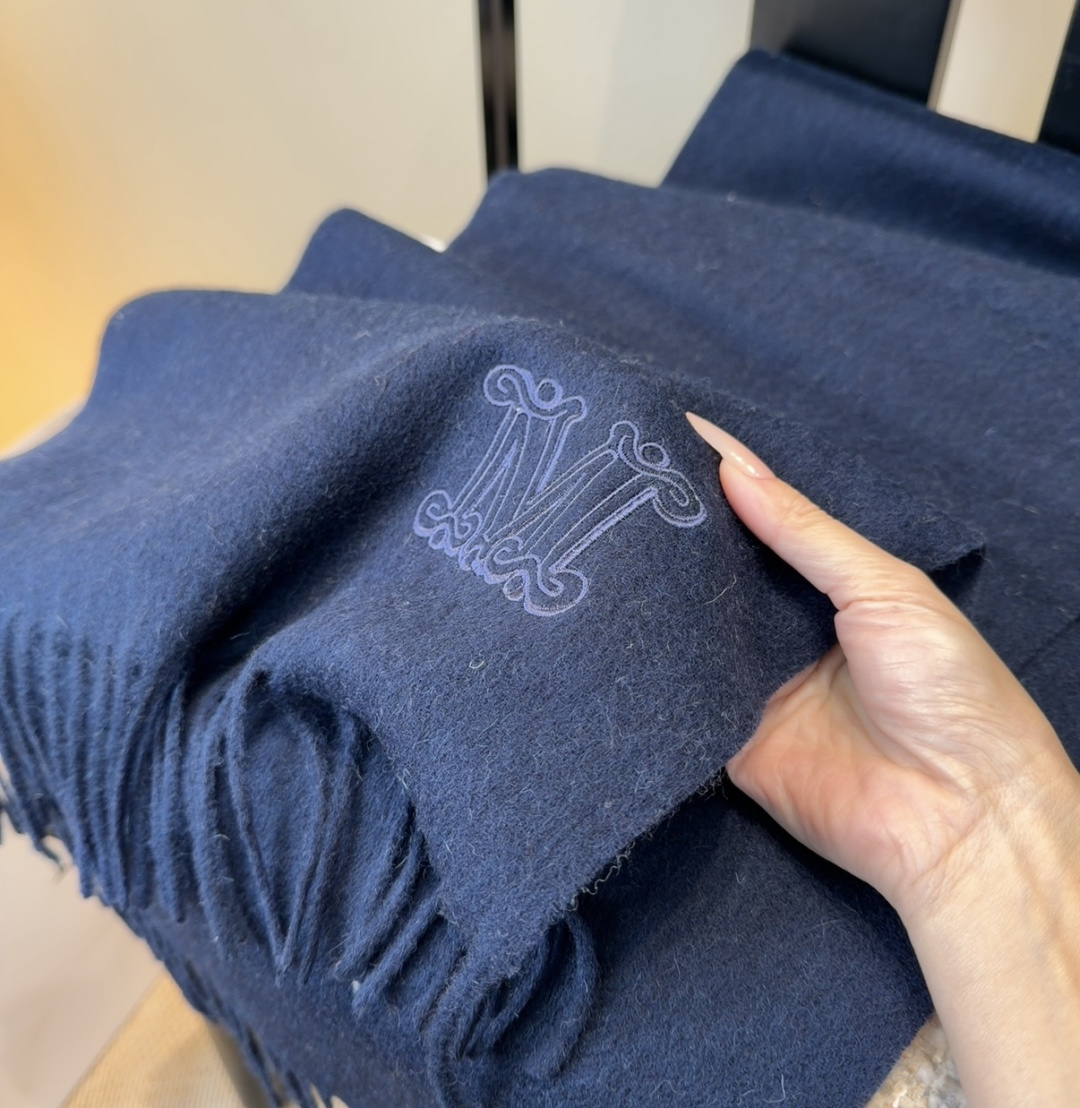 ✨MaxMara经典围巾❗来个硬货.麻溜的安排上.纯正出口❗原订单已经交货一批，其中一批刚过海关，直蹦英