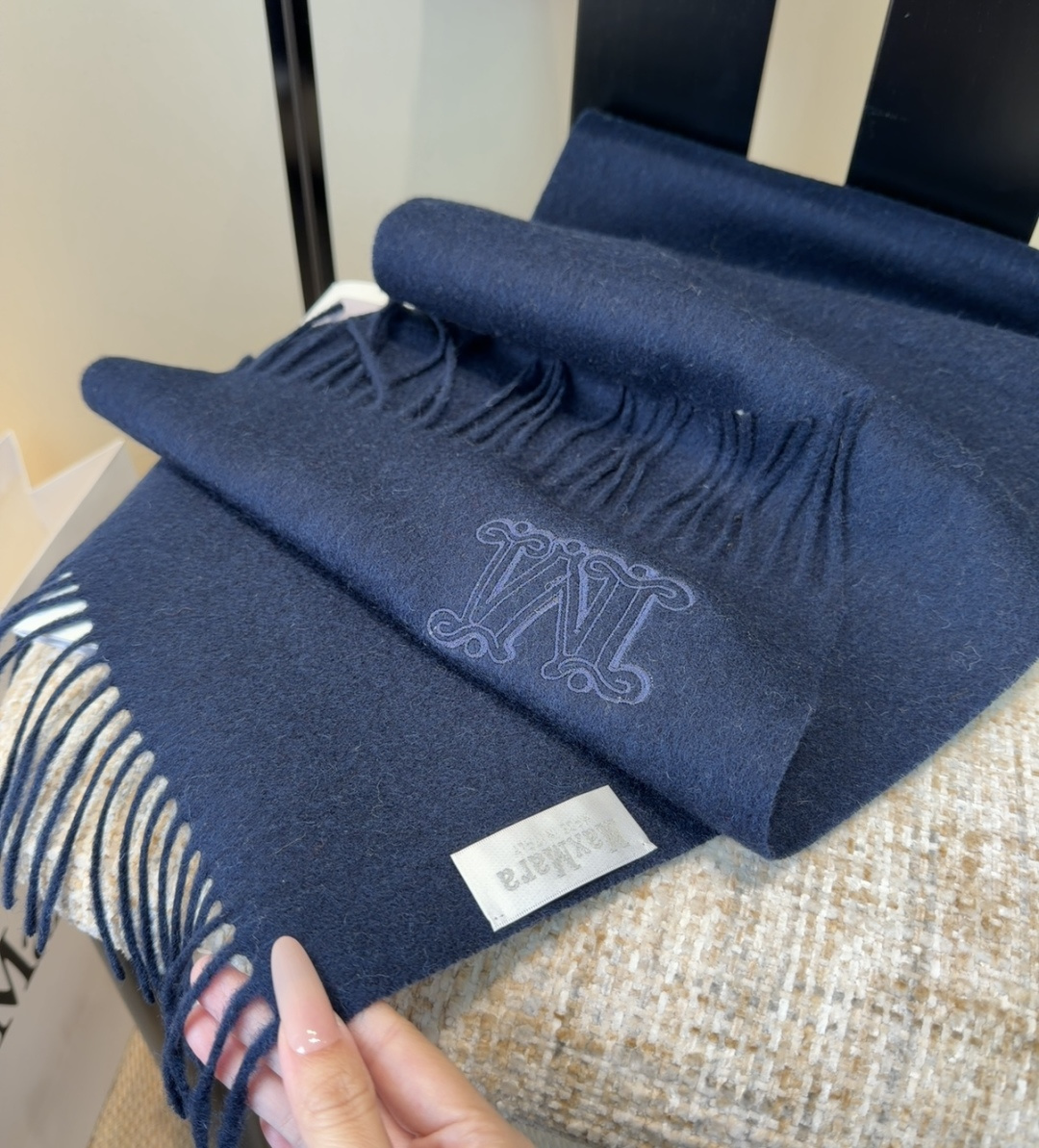 ✨MaxMara经典围巾❗来个硬货.麻溜的安排上.纯正出口❗原订单已经交货一批，其中一批刚过海关，直蹦英