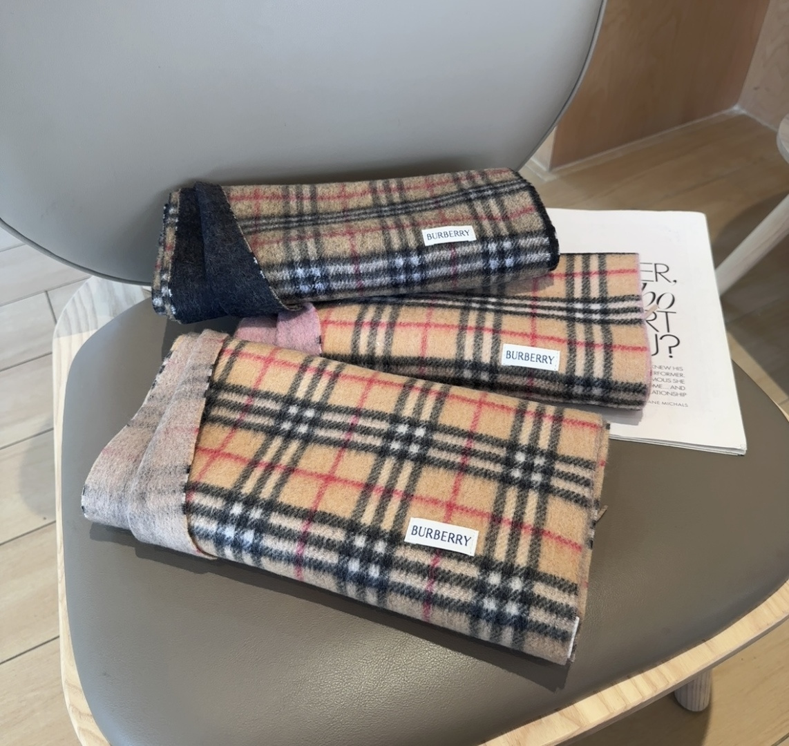 Burberry英伦风典藏款双面围巾❗️【HK外贸尾单 · 这才叫真正的家属福利】‼️这款羊绒围巾的面料