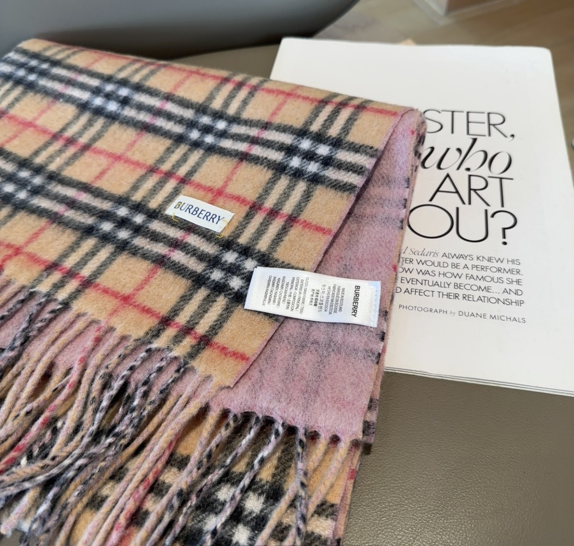 Burberry英伦风典藏款双面围巾❗️【HK外贸尾单 · 这才叫真正的家属福利】‼️这款羊绒围巾的面料