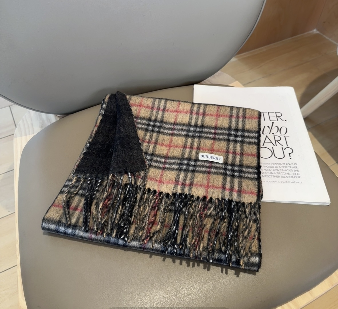 Burberry英伦风典藏款双面围巾❗️【HK外贸尾单 · 这才叫真正的家属福利】‼️这款羊绒围巾的面料