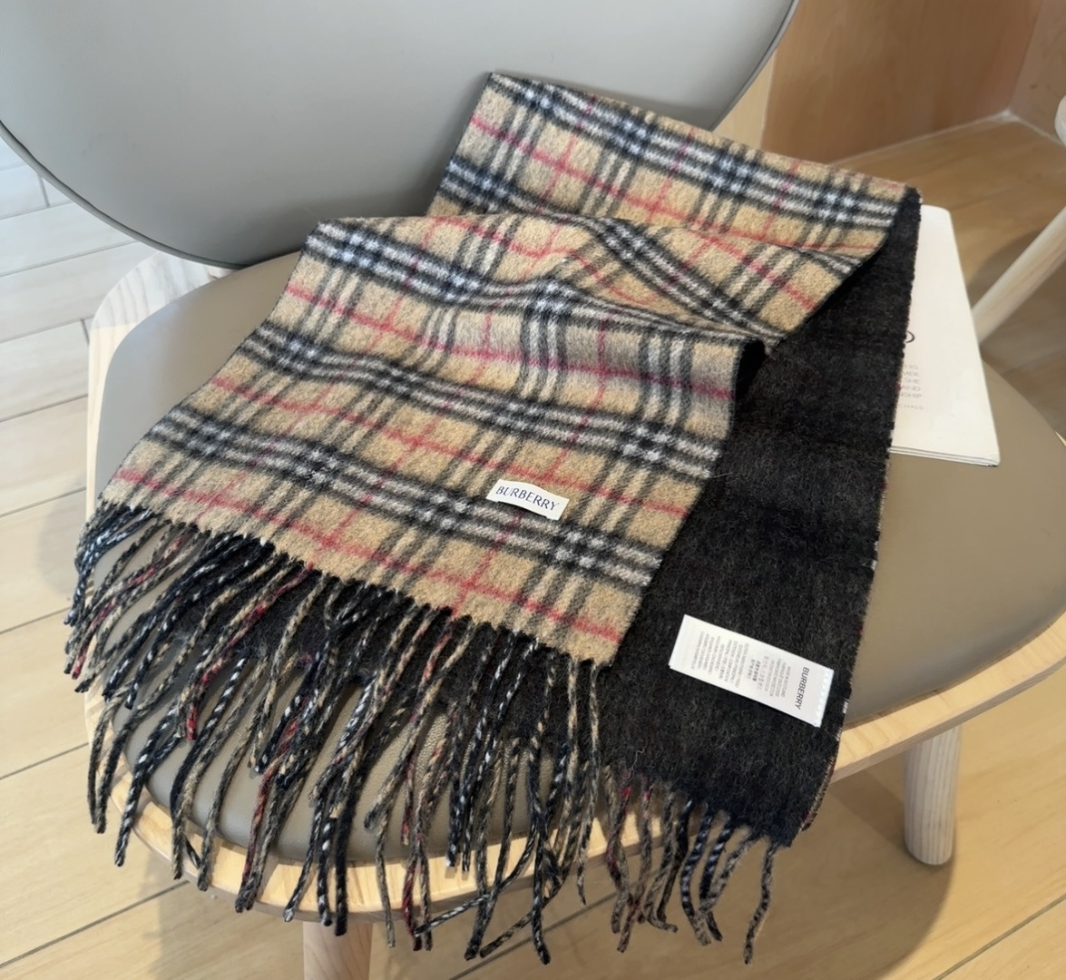 Burberry英伦风典藏款双面围巾❗️【HK外贸尾单 · 这才叫真正的家属福利】‼️这款羊绒围巾的面料
