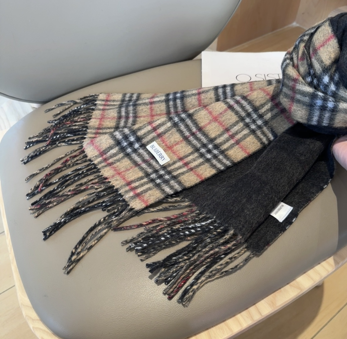 Burberry英伦风典藏款双面围巾❗️【HK外贸尾单 · 这才叫真正的家属福利】‼️这款羊绒围巾的面料