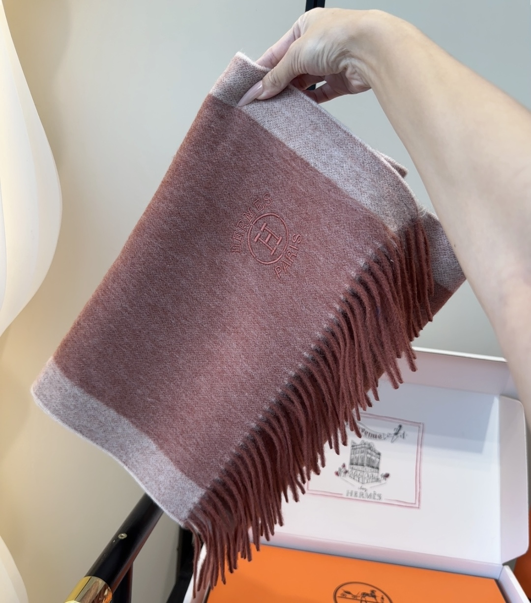 2025年Hermes · 爱马仕，难得一见的温柔配色，低调又不失优雅❗️】重点推荐❗️双边配色，一条围