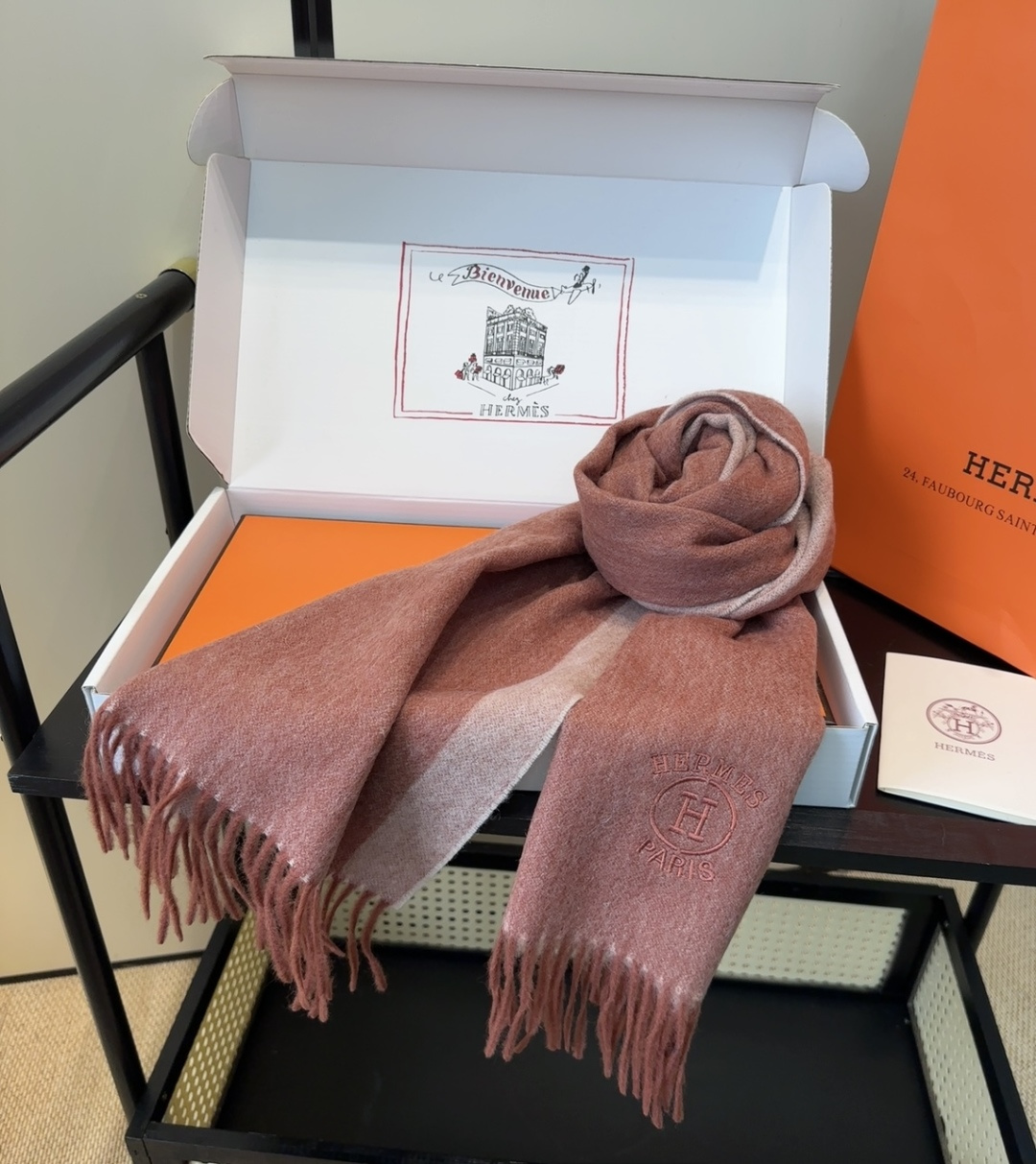 2025年Hermes · 爱马仕，难得一见的温柔配色，低调又不失优雅❗️】重点推荐❗️双边配色，一条围