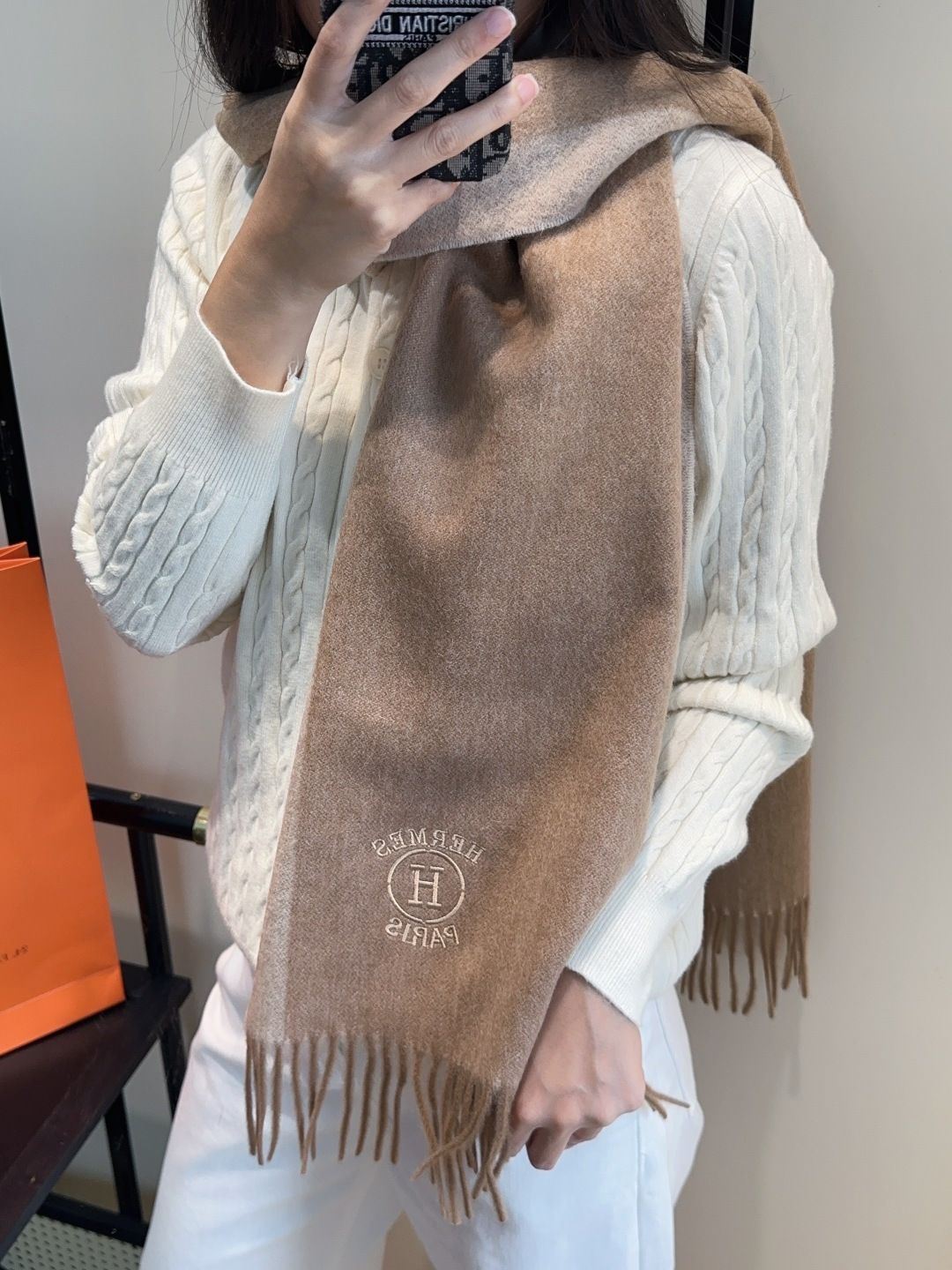 NO:574558,Hermes 2025 ·  Hermès, a rare gentle color matching, low-key yet elegant] Highly recommend the bilateral color matching, a scarf with two styles, high-end, comfortable and fashionable temperament, full of big-name style, Super Amway Big H, this soft scarf that touches the heart, extremely simple color with low-key H embroidered logo, the finishing touch without losing the beauty, the pursuit of successful people, the color is absolute, a bit unique fairy spirit, the absolute choice for couples, the color is elegant, not enchanting Specifications 35x  cm high version scarf,high version scarf,hermes,hermes198609092025年Hermes · 爱马仕,难得一见的温柔配色,低调又不失优雅】重点推荐双边配色,一条围巾两种风格搭配,高级舒适时髦气质,大牌范十足,超级安利大H这款触动内心的柔美围巾,极其简单的颜色搭配低调的H刺绣logo,点睛之笔确又不失美感,成功人士的追求,色彩绝对,有点独有的仙气,绝对的情侣款不二之选,颜色淡雅,不妖娆规格35x cm高版本围巾,高版本围巾,hermes,hermes,scarf