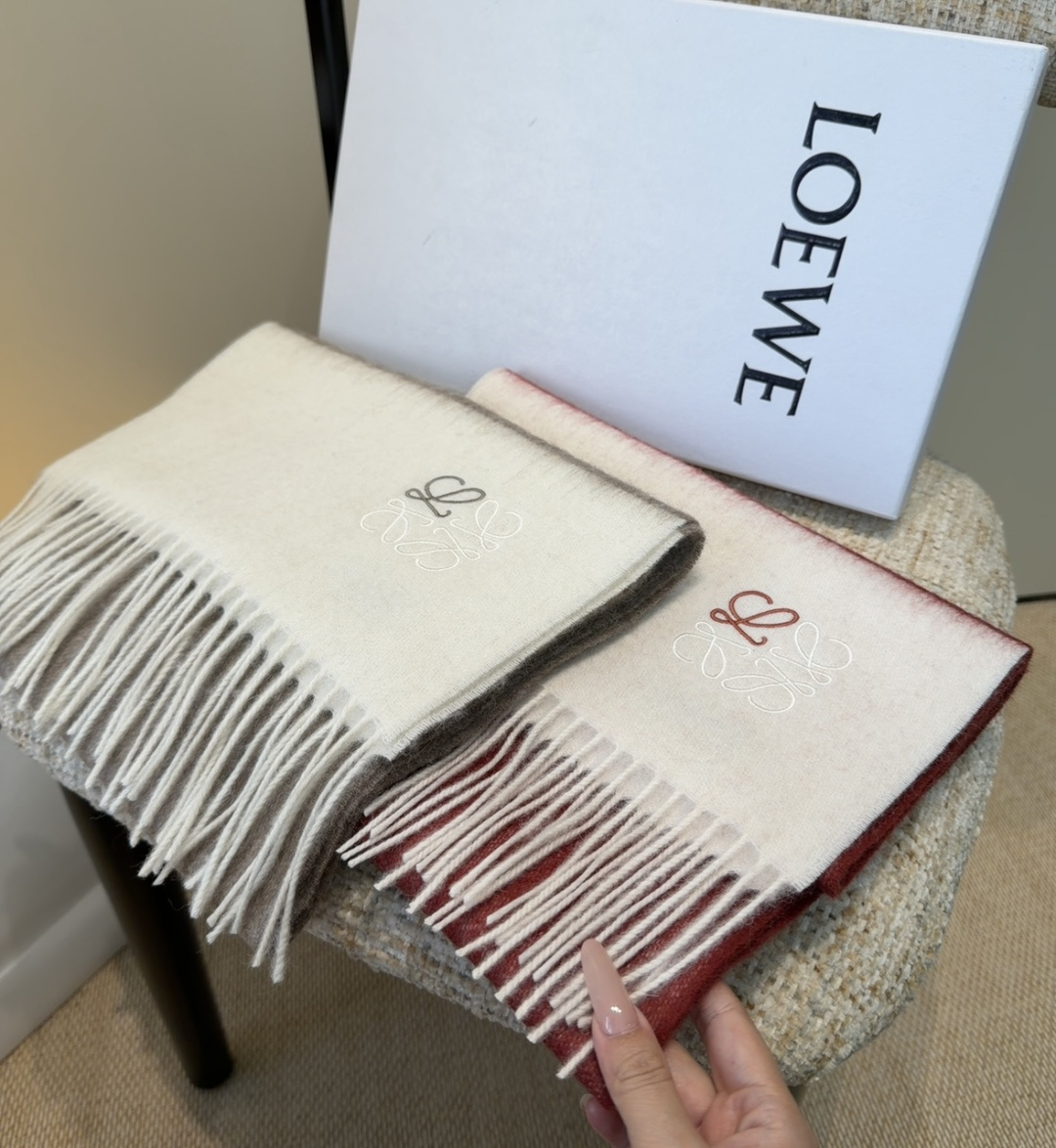 【▪Loewe · 罗意威难得一见的温柔配色，低调又不失优雅❗】重点推荐❗双面配色，一条围巾两种风格搭配