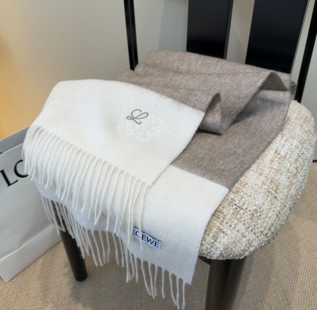 【▪Loewe · 罗意威难得一见的温柔配色，低调又不失优雅❗】重点推荐❗双面配色，一条围巾两种风格搭配