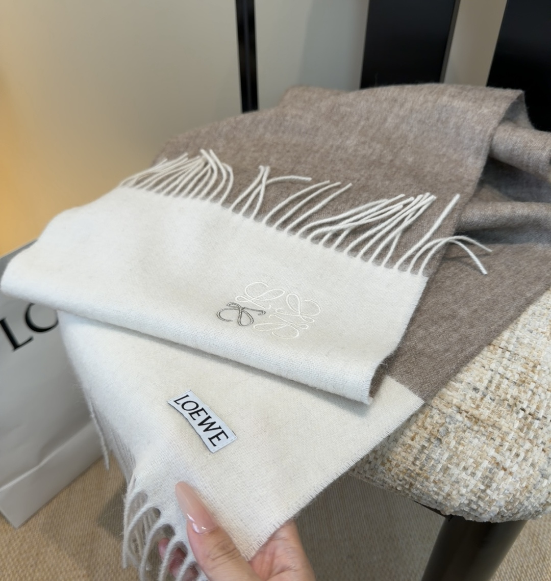 【▪Loewe · 罗意威难得一见的温柔配色，低调又不失优雅❗】重点推荐❗双面配色，一条围巾两种风格搭配