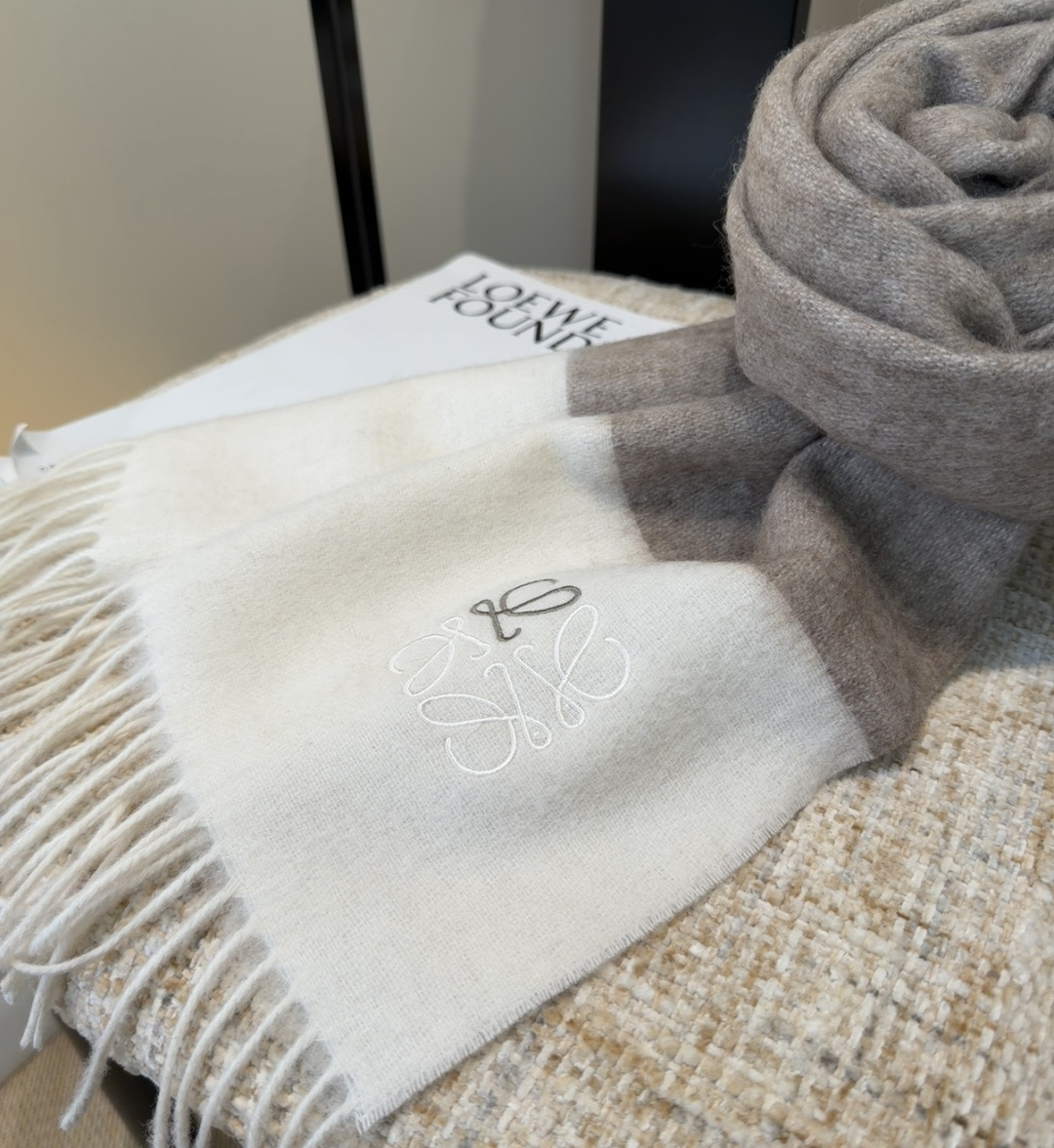 【▪Loewe · 罗意威难得一见的温柔配色，低调又不失优雅❗】重点推荐❗双面配色，一条围巾两种风格搭配