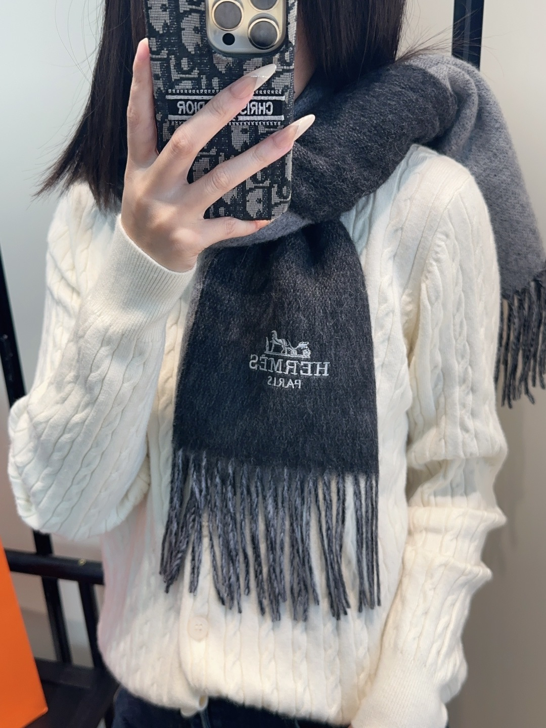 NO:581385,【Family benefits are coming!  !  Hermès high-end heavyweight men's scarf!  】An angry recommendation, excited~!  !  Be sure to get started quickly, synchronized counters, the most high-end men's models ~ difficult to craft, super soft and waxy gradient effect scarf!  Our price is really unbeatable!  Price feedback from my mother ~ I love the fabric, the velvet feel is really super comfortable in my hand!  Very soft, the upper body effect is unparalleled and beautiful. Medium thickness, very close to the neck~ Size specification 30*185cm high version scarf, high version scarf, hermes19860909【家属福利来了！！爱马仕高端重磅男士围巾！】怒赞推荐,激动~！！下手绝对要快,同步专柜,最高端的男士款~工艺难度大,超级无敌软糯 渐变效果围巾！我们这个价格真的无敌超值！亲妈价格回馈~面料大爱,握在手里绒感真的超级无敌舒服！非常柔软,上身效果无敌好看 中等厚度,非常亲脖子的一款~ 尺寸规格30*185cm高版本围巾,高版本围巾,hermes,scarf