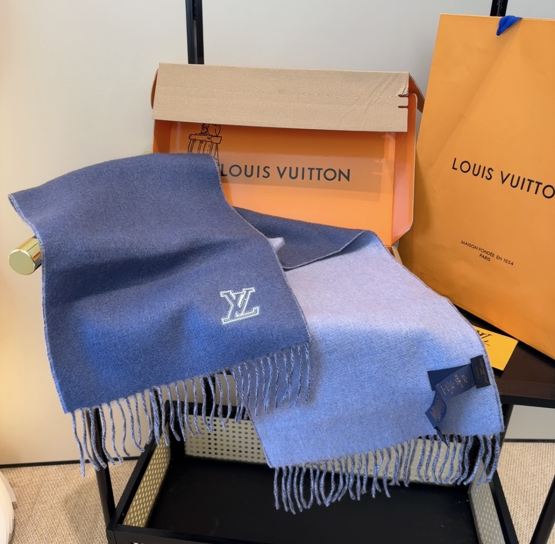 Lv围巾❗️好看的要疯掉了，太有型太有魅力了❗️❗️非常斯文时尚的秋冬单品！真的很喜欢，非常Classi