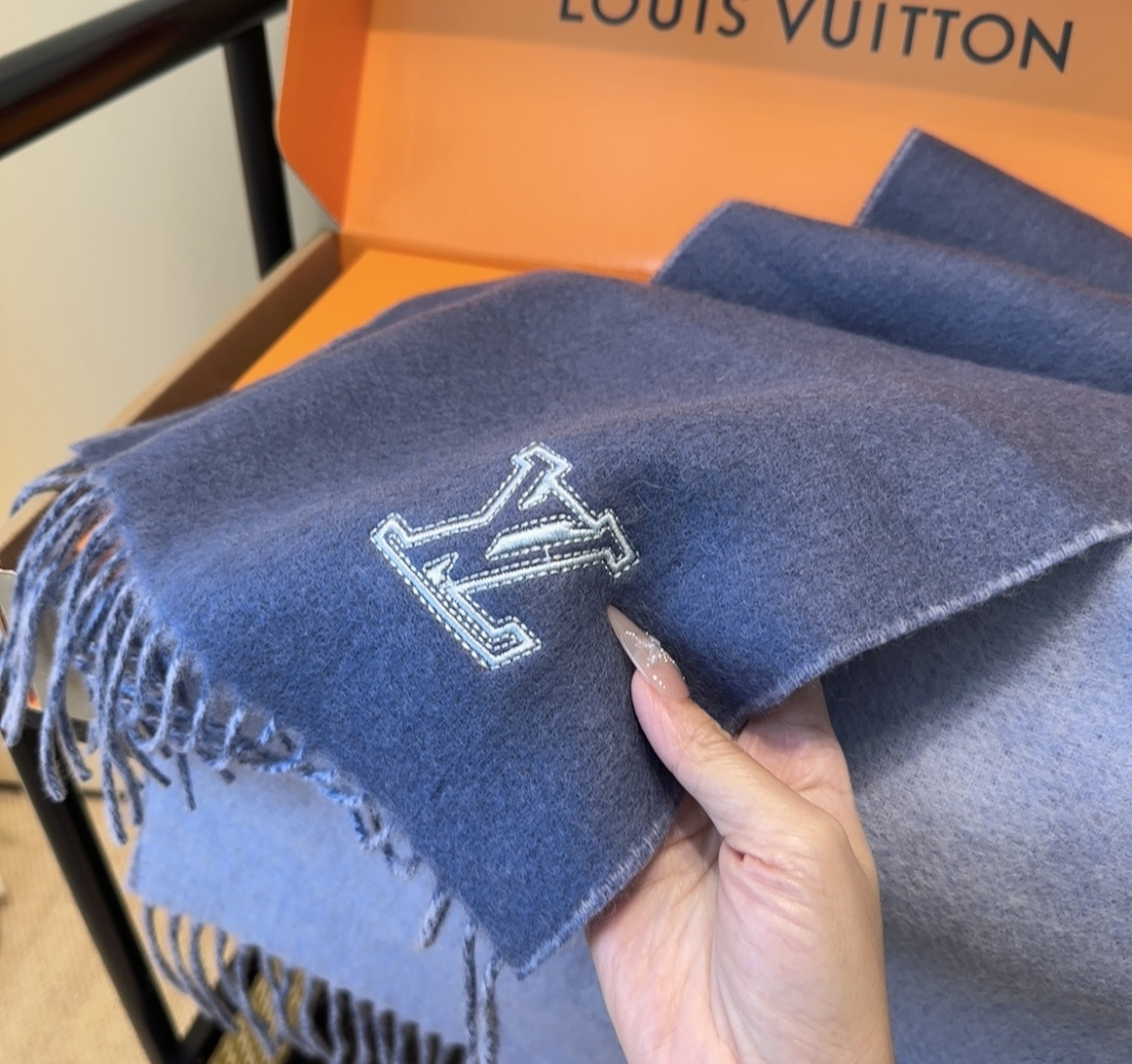 Lv围巾❗️好看的要疯掉了，太有型太有魅力了❗️❗️非常斯文时尚的秋冬单品！真的很喜欢，非常Classi