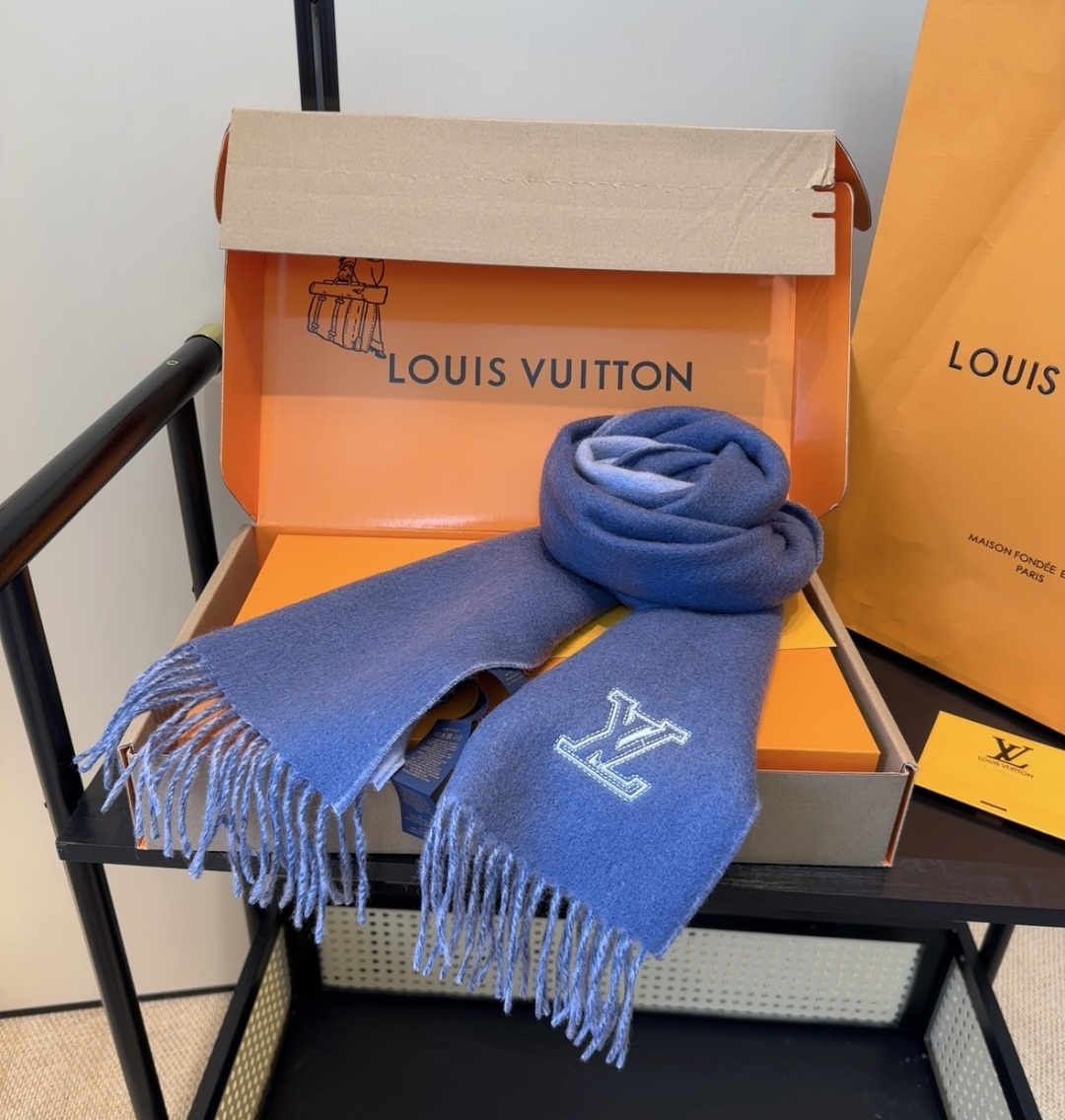 Lv围巾❗️好看的要疯掉了，太有型太有魅力了❗️❗️非常斯文时尚的秋冬单品！真的很喜欢，非常Classi