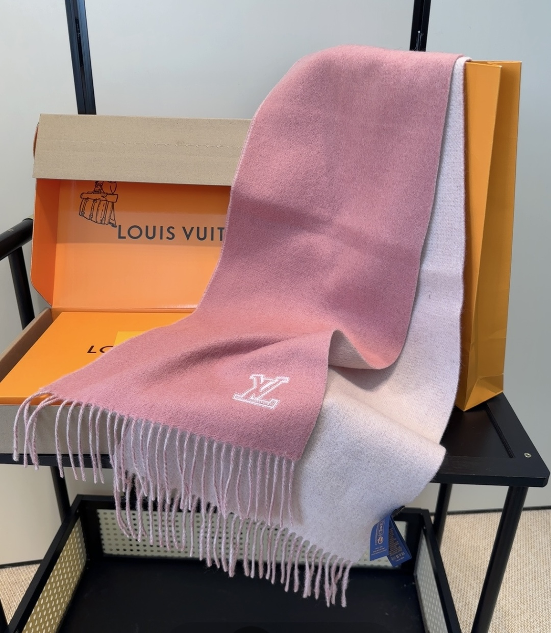 Lv围巾❗️好看的要疯掉了，太有型太有魅力了❗️❗️非常斯文时尚的秋冬单品！真的很喜欢，非常Classi