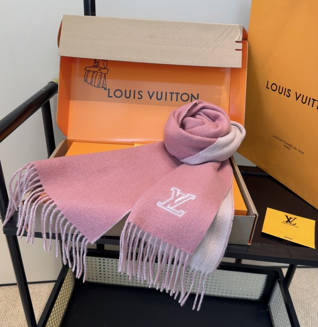 Lv围巾❗️好看的要疯掉了，太有型太有魅力了❗️❗️非常斯文时尚的秋冬单品！真的很喜欢，非常Classi